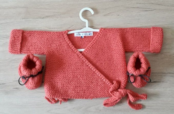 Brassière et petits chaussons assortis 