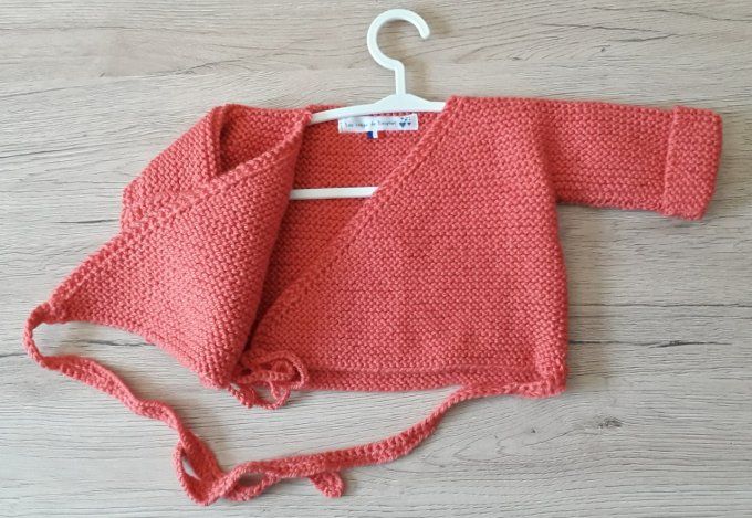 Brassière et petits chaussons assortis 