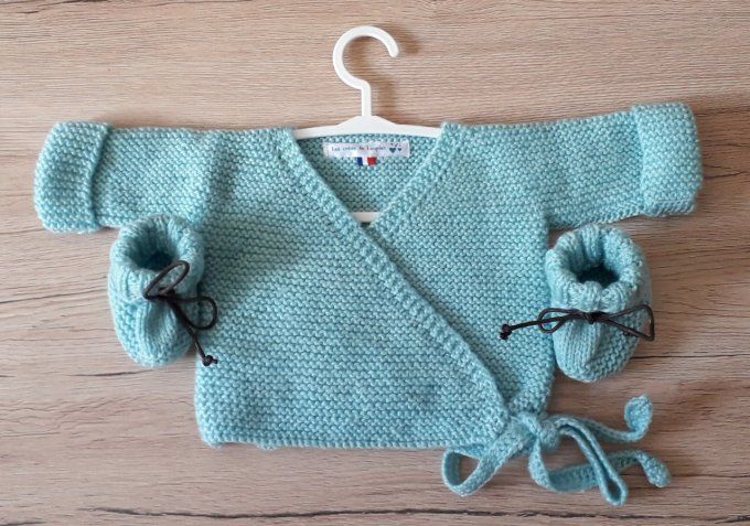 Brassière et petits chaussons assortis 