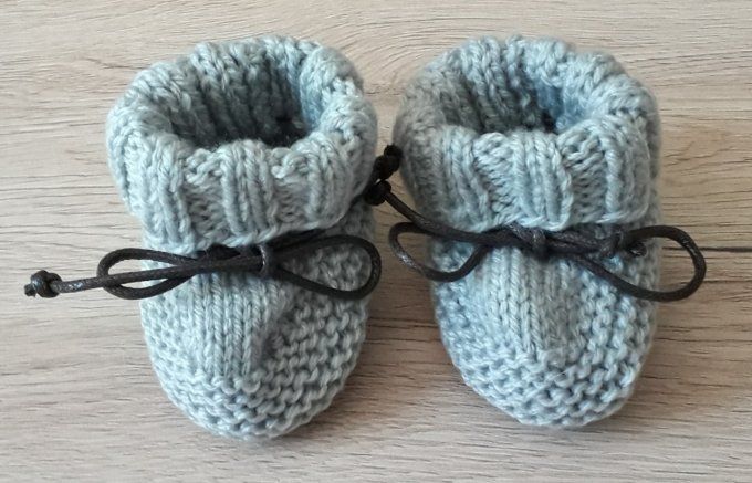 Brassière et petits chaussons assortis 