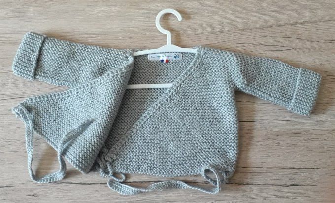 Brassière et petits chaussons assortis 