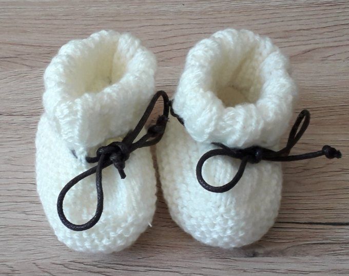 Brassière et petits chaussons assortis 