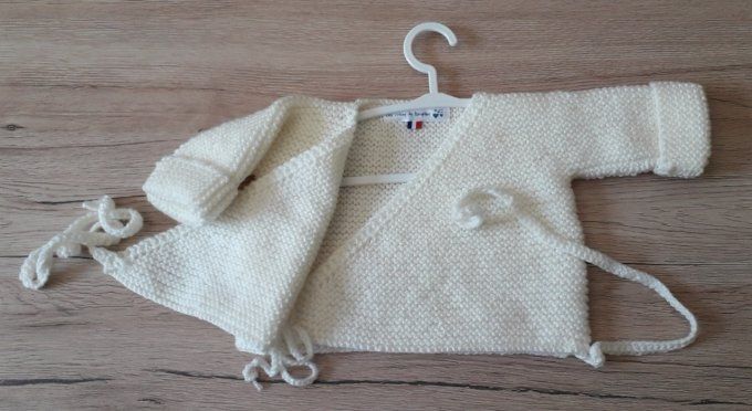 Brassière et petits chaussons assortis 