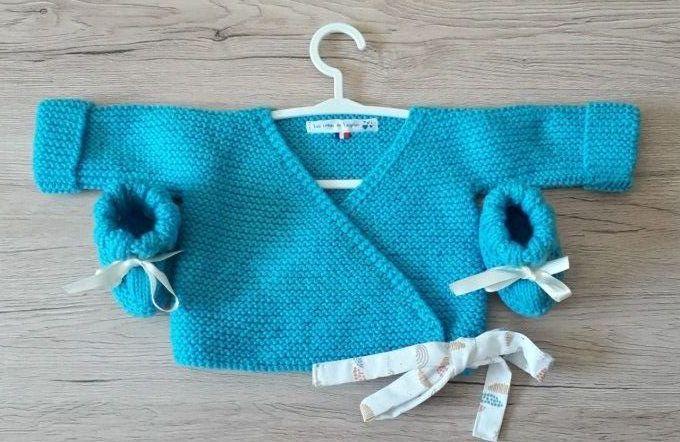 Brassière et petits chaussons assortis 