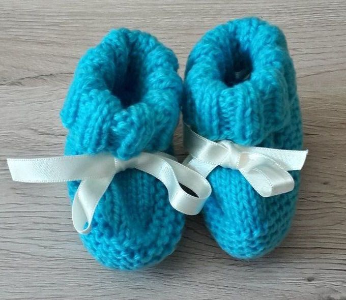 Brassière et petits chaussons assortis 