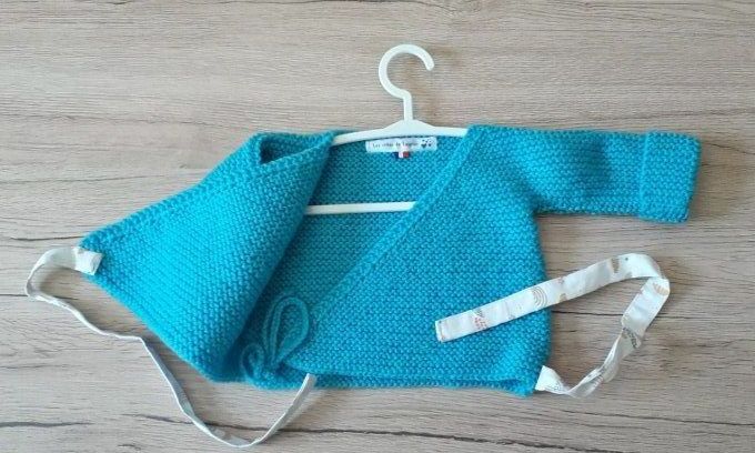 Brassière et petits chaussons assortis 