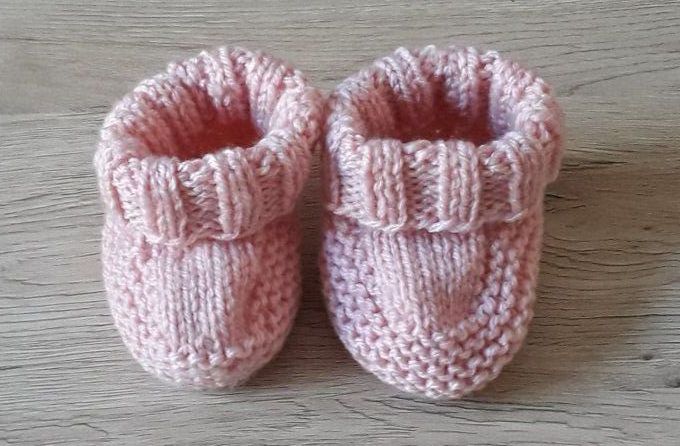 Brassière et petits chaussons assortis 