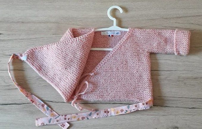 Brassière et petits chaussons assortis 